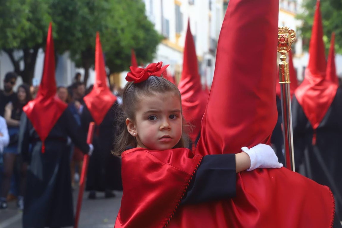 Jueves Santo | La esperada salida de la Caridad de Córdoba, en imágenes