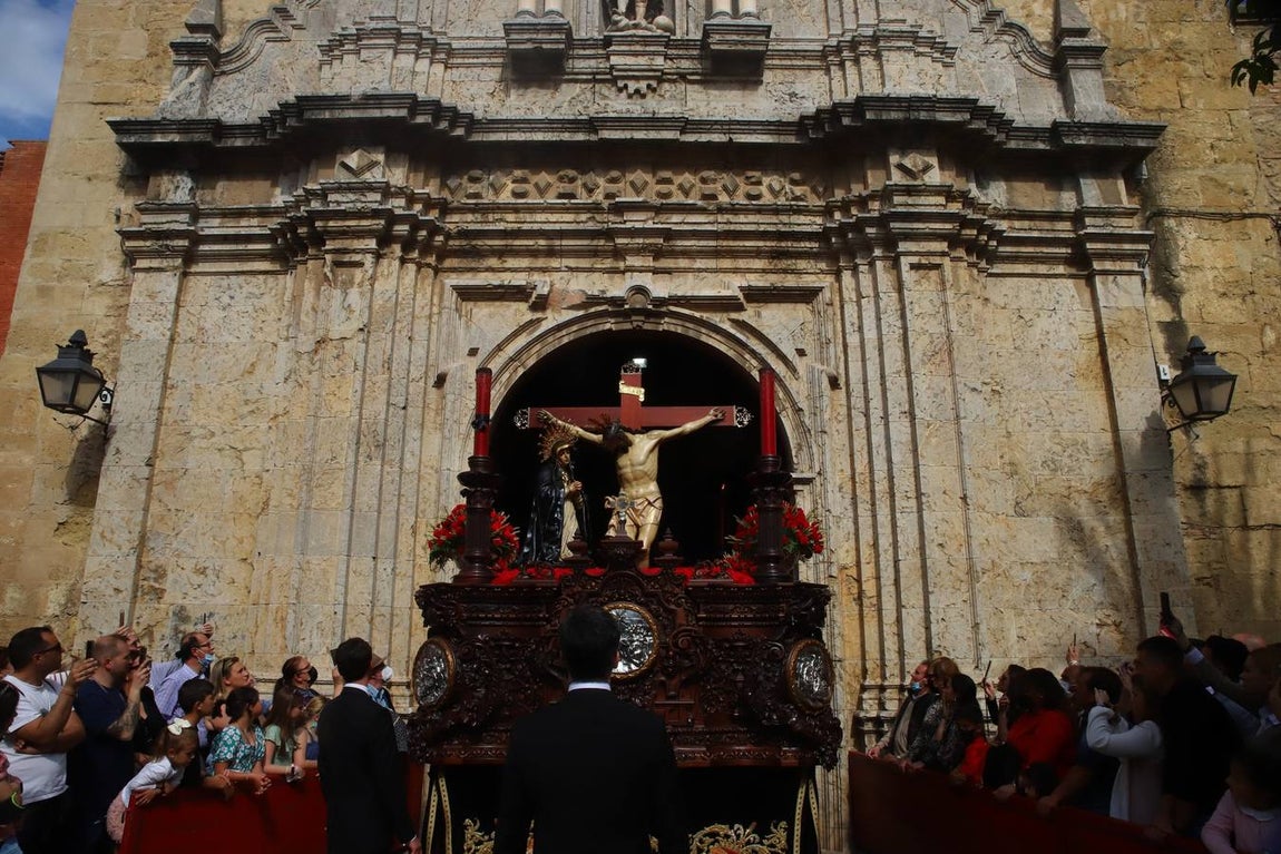 Jueves Santo | La esperada salida de la Caridad de Córdoba, en imágenes
