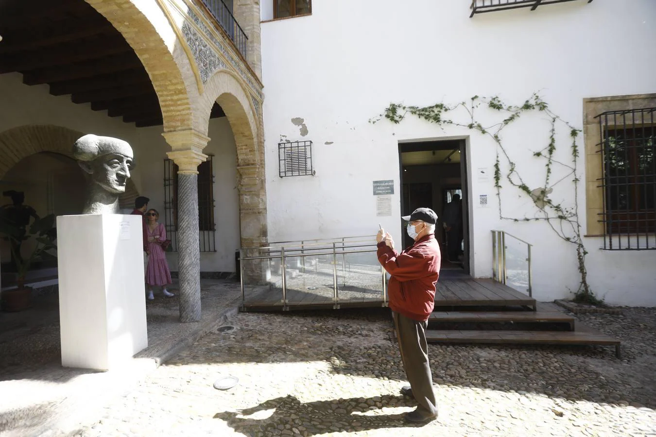 Los museos municipal de Córdoba cerrados por huelga, en imágenes