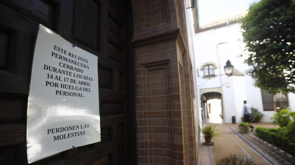 Los museos municipal de Córdoba cerrados por huelga, en imágenes