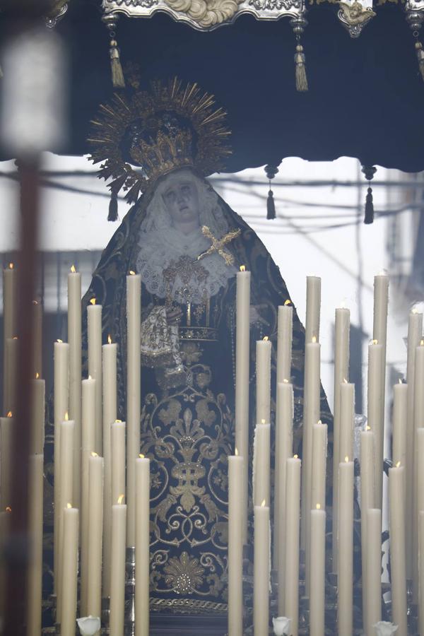 Jueves Santo | La sobria salida de Jesús Nazareno de Córdoba, en imágenes