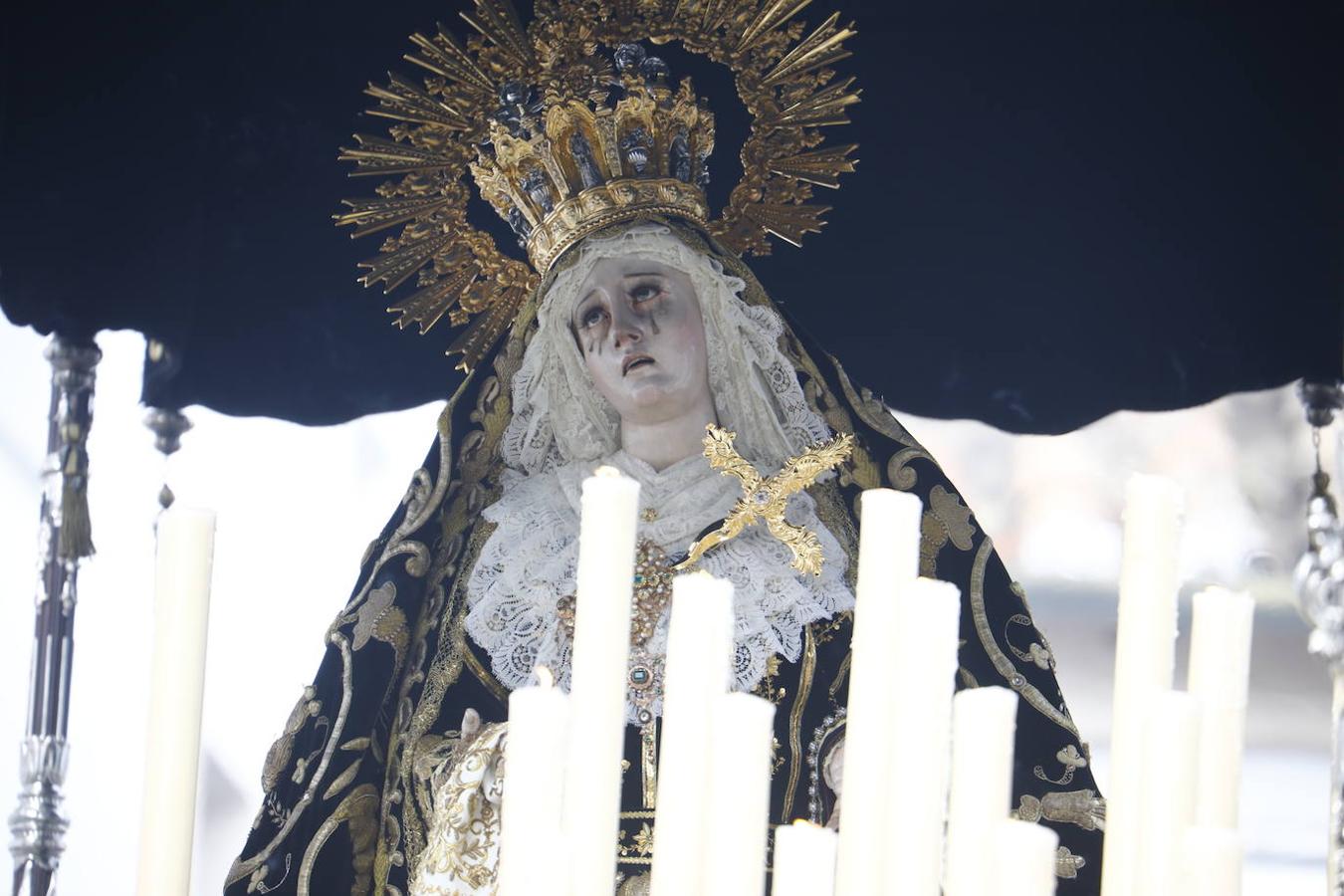 Jueves Santo | La sobria salida de Jesús Nazareno de Córdoba, en imágenes