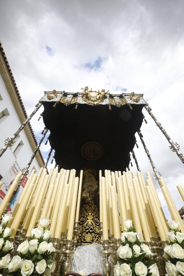 Jueves Santo | La sobria salida de Jesús Nazareno de Córdoba, en imágenes