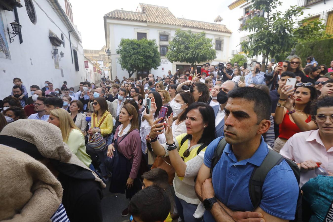 Jueves Santo | La sobria salida de Jesús Nazareno de Córdoba, en imágenes