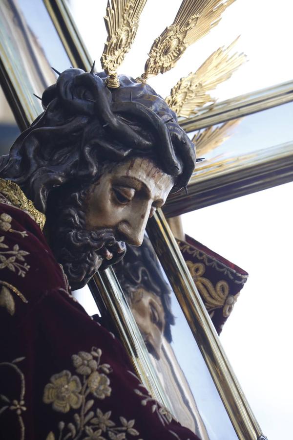 Jueves Santo | La sobria salida de Jesús Nazareno de Córdoba, en imágenes