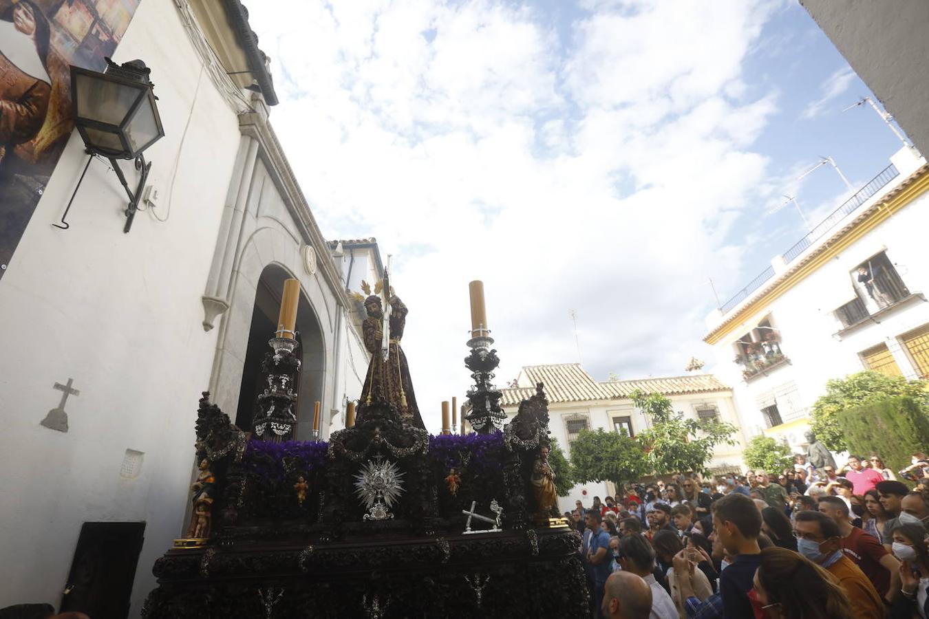 Jueves Santo | La sobria salida de Jesús Nazareno de Córdoba, en imágenes