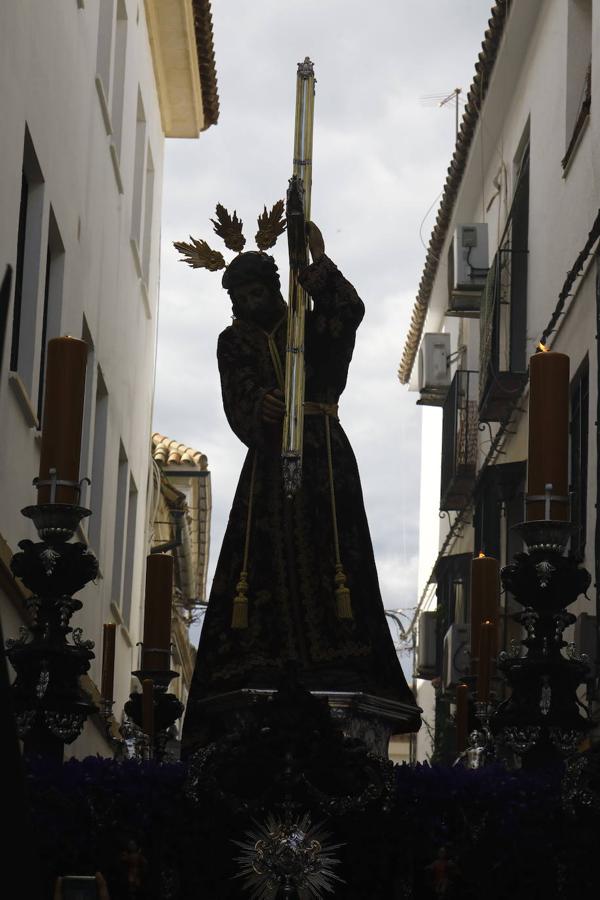 Jueves Santo | La sobria salida de Jesús Nazareno de Córdoba, en imágenes