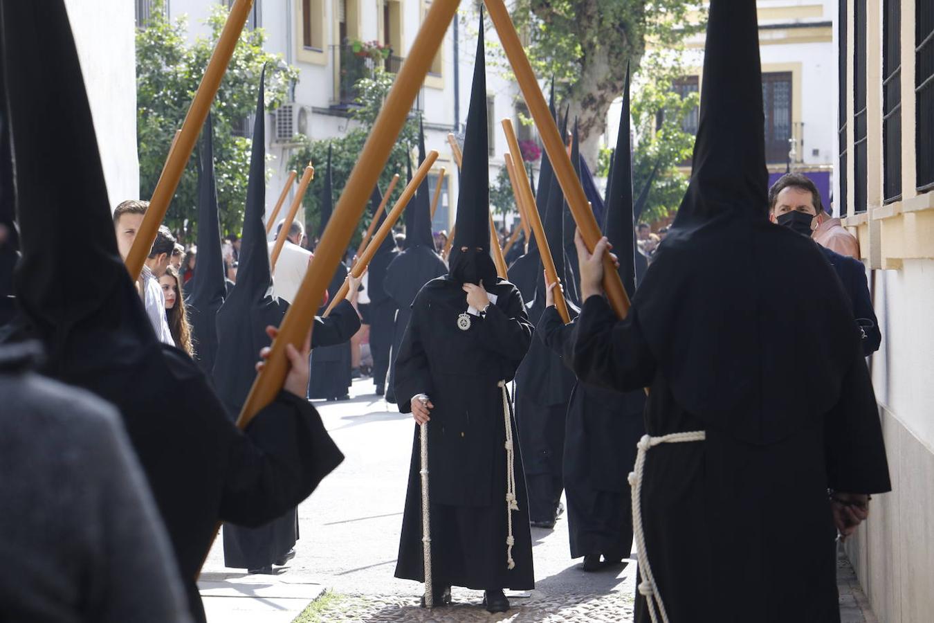 Jueves Santo | La sobria salida de Jesús Nazareno de Córdoba, en imágenes