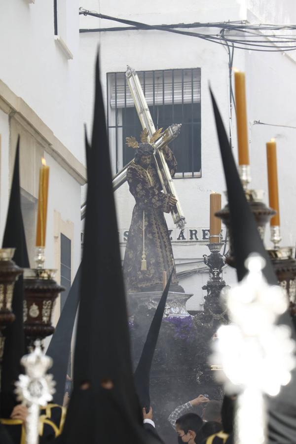 Jueves Santo | La sobria salida de Jesús Nazareno de Córdoba, en imágenes