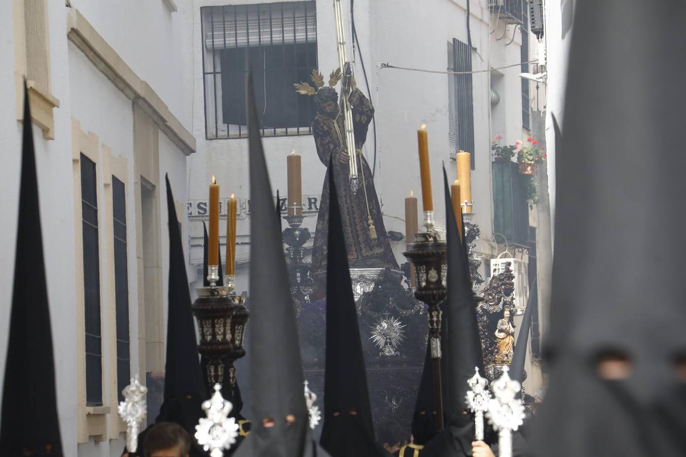 Jueves Santo | La sobria salida de Jesús Nazareno de Córdoba, en imágenes