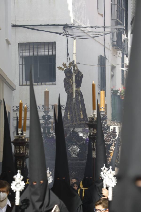 Jueves Santo | La sobria salida de Jesús Nazareno de Córdoba, en imágenes