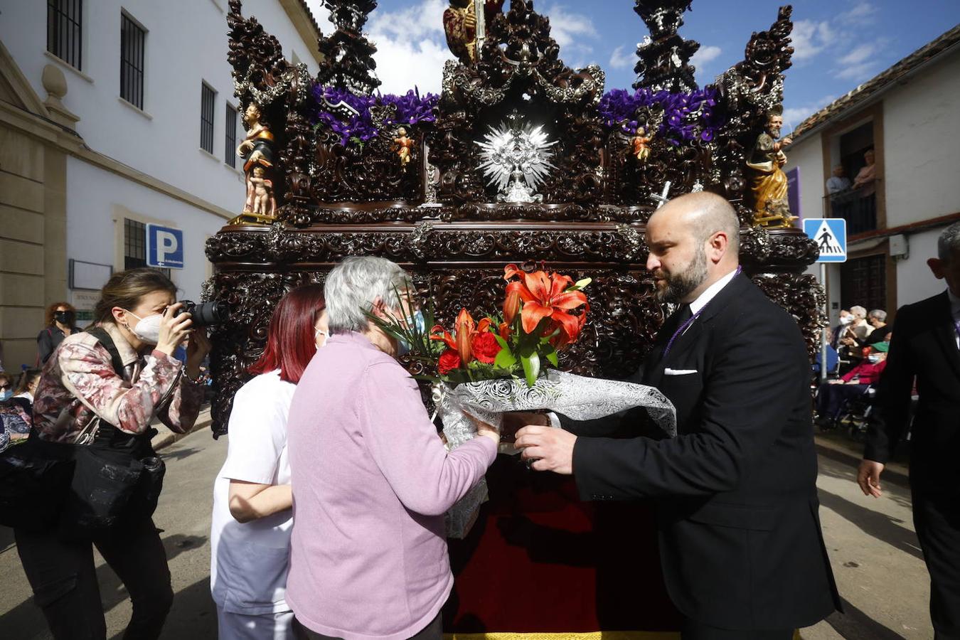 Jueves Santo | La sobria salida de Jesús Nazareno de Córdoba, en imágenes