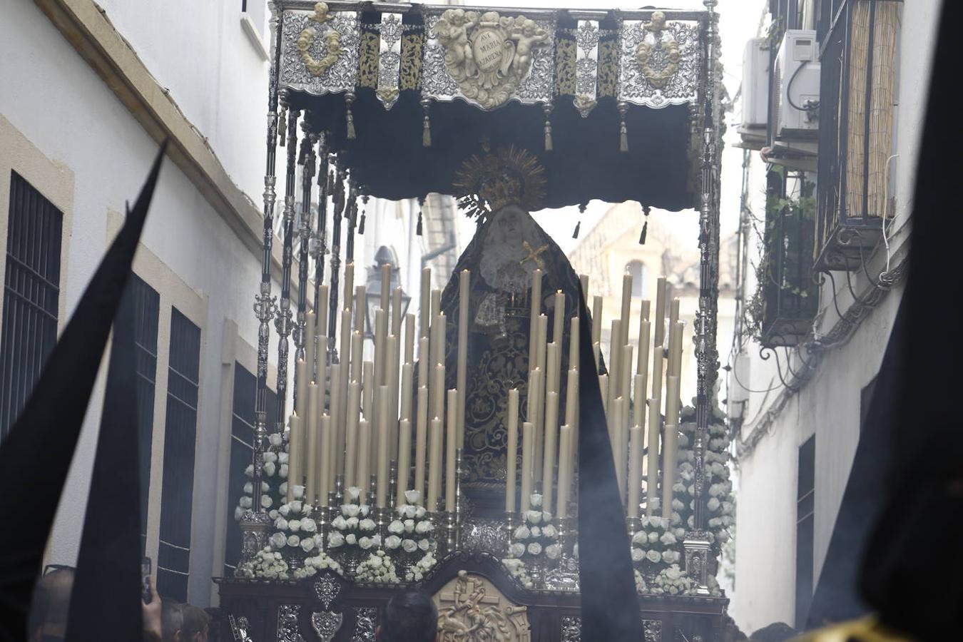 Jueves Santo | La sobria salida de Jesús Nazareno de Córdoba, en imágenes