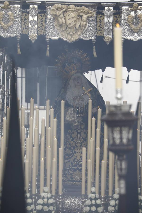 Jueves Santo | La sobria salida de Jesús Nazareno de Córdoba, en imágenes