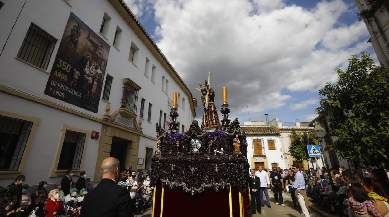 Jueves Santo | La sobria salida de Jesús Nazareno de Córdoba, en imágenes