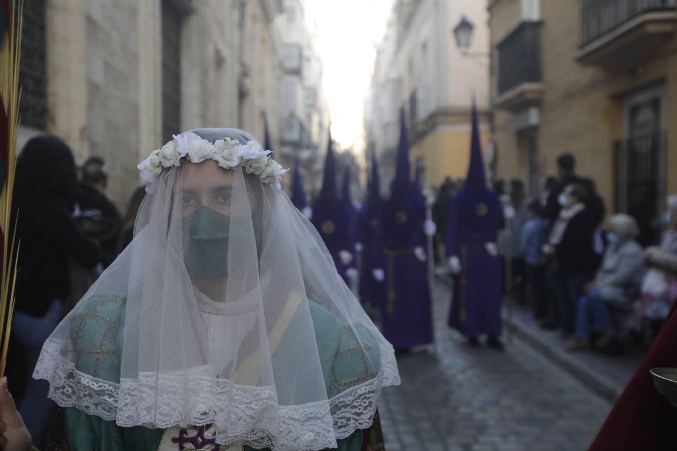 Fotos: La hermandad de Afligidos, el Jueves Santo en Cádiz