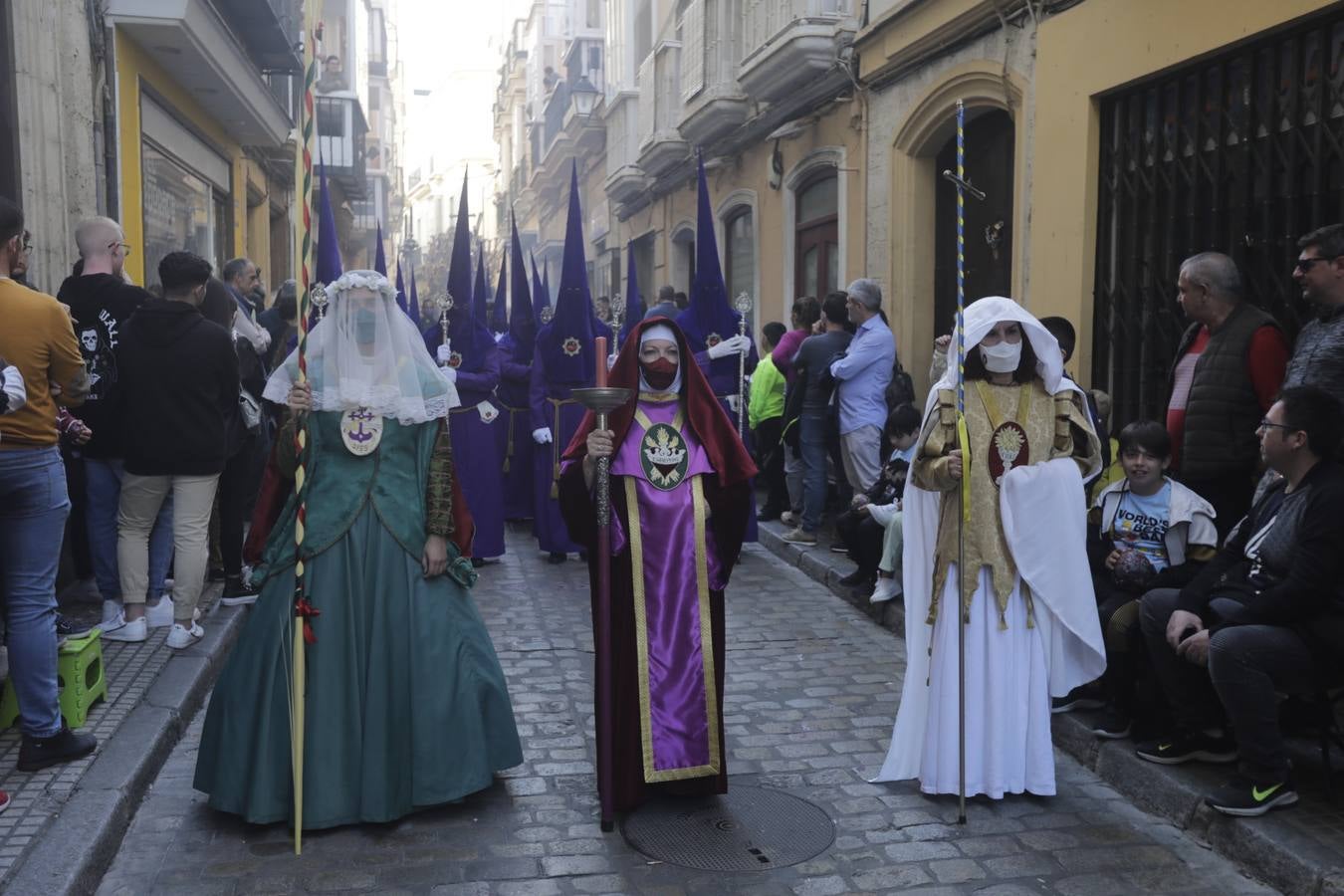 Fotos: La hermandad de Afligidos, el Jueves Santo en Cádiz