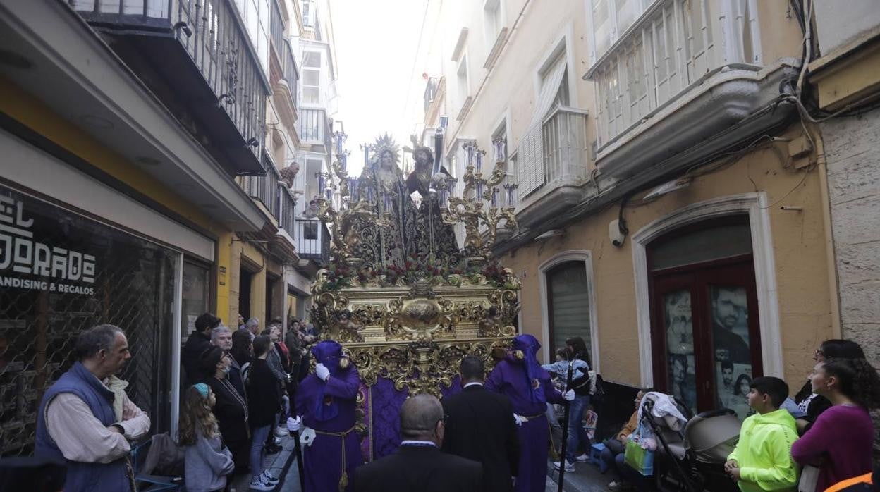 Fotos: La hermandad de Afligidos, el Jueves Santo en Cádiz