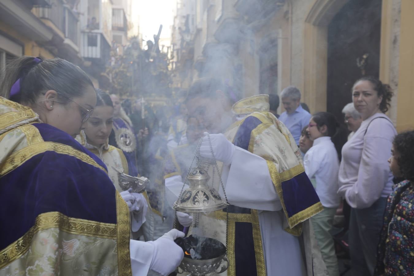 Fotos: La hermandad de Afligidos, el Jueves Santo en Cádiz