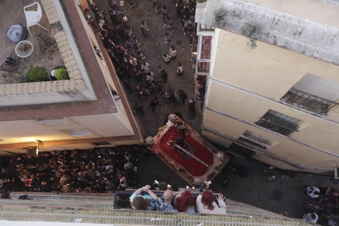Fotos: El Nazareno se reencuentra con Santa María el Jueves Santo en Cádiz