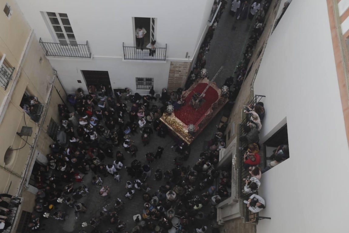 Fotos: El Nazareno se reencuentra con Santa María el Jueves Santo en Cádiz
