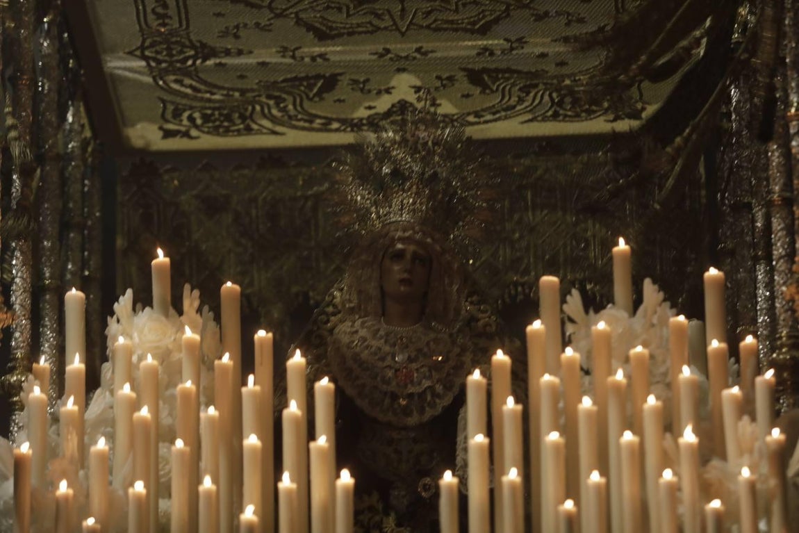 Fotos: El Nazareno se reencuentra con Santa María el Jueves Santo en Cádiz