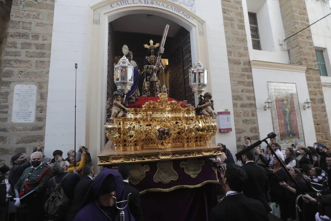 Fotos: El Nazareno se reencuentra con Santa María el Jueves Santo en Cádiz