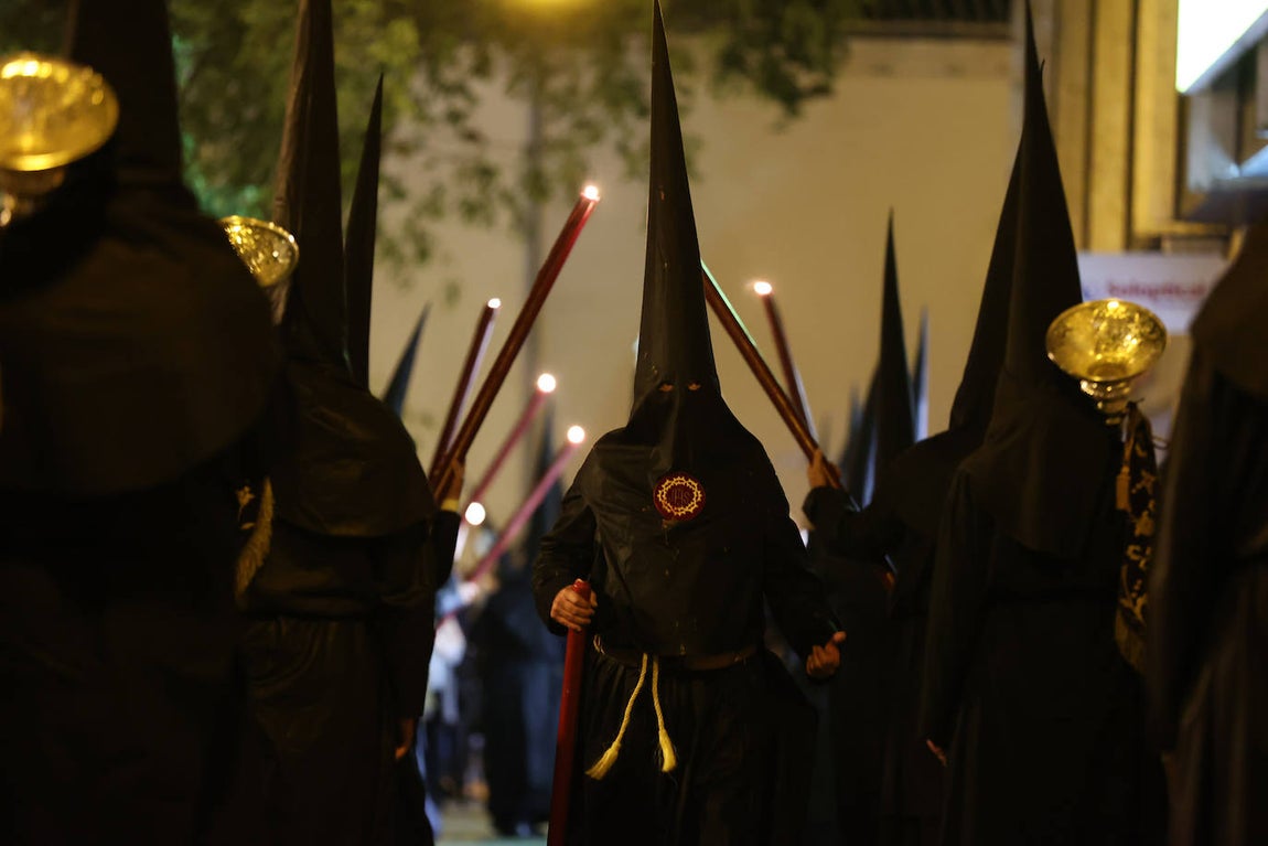 El intimismo de la procesión de la Buena Muerte de Córdoba, en imágenes