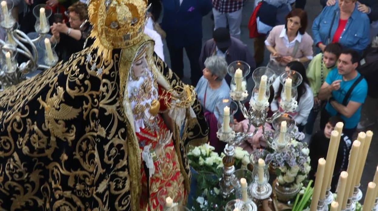 Viernes Santo | La devoción en la procesión de los Dolores, en imágenes