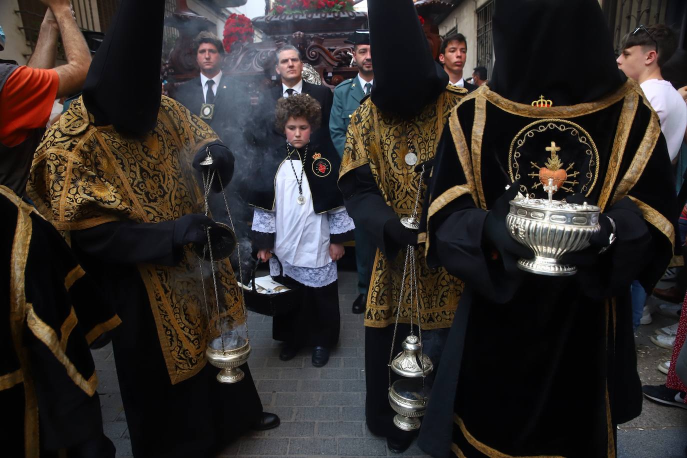 Viernes Santo | La devoción en la procesión de los Dolores, en imágenes