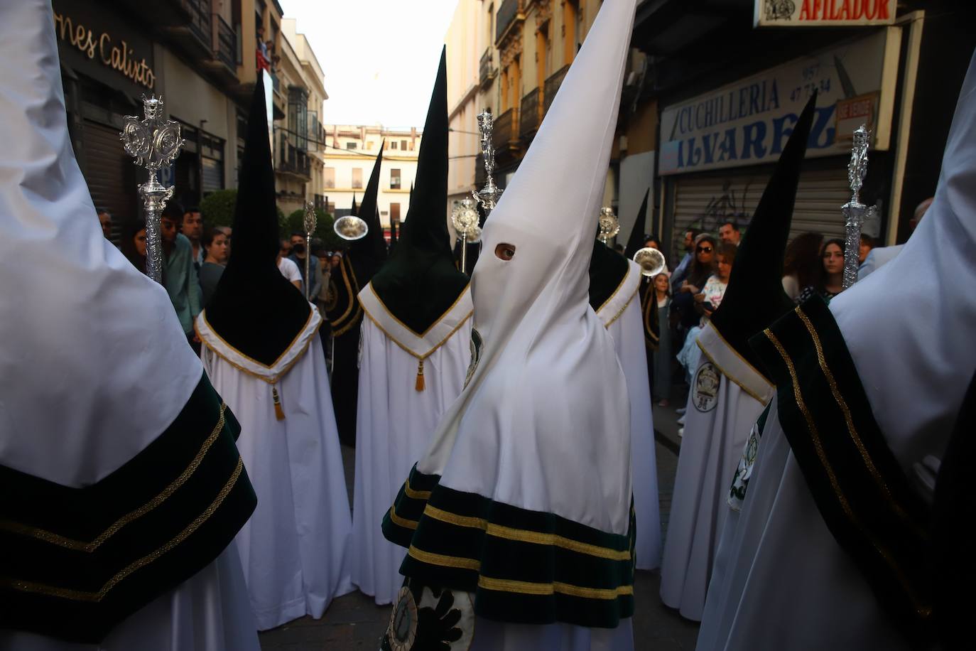 Viernes Santo | La devoción en la procesión de los Dolores, en imágenes