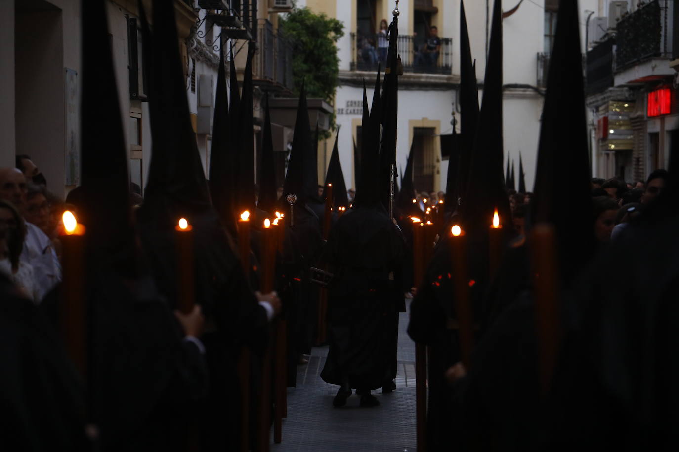 Viernes Santo | La solemne procesión del Santo Sepulcro de Córdoba, en imágenes