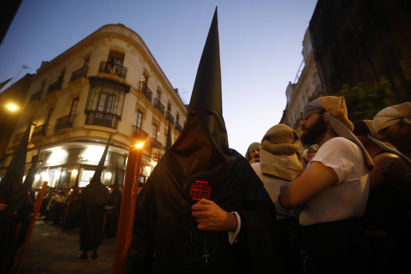 Viernes Santo | La solemne procesión del Santo Sepulcro de Córdoba, en imágenes