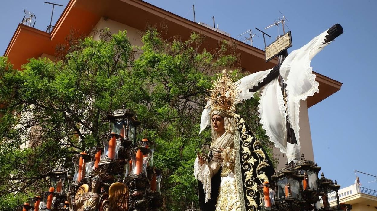 Viernes Santo | La vibrante procesión de la Soledad de Córdoba, en imágenes