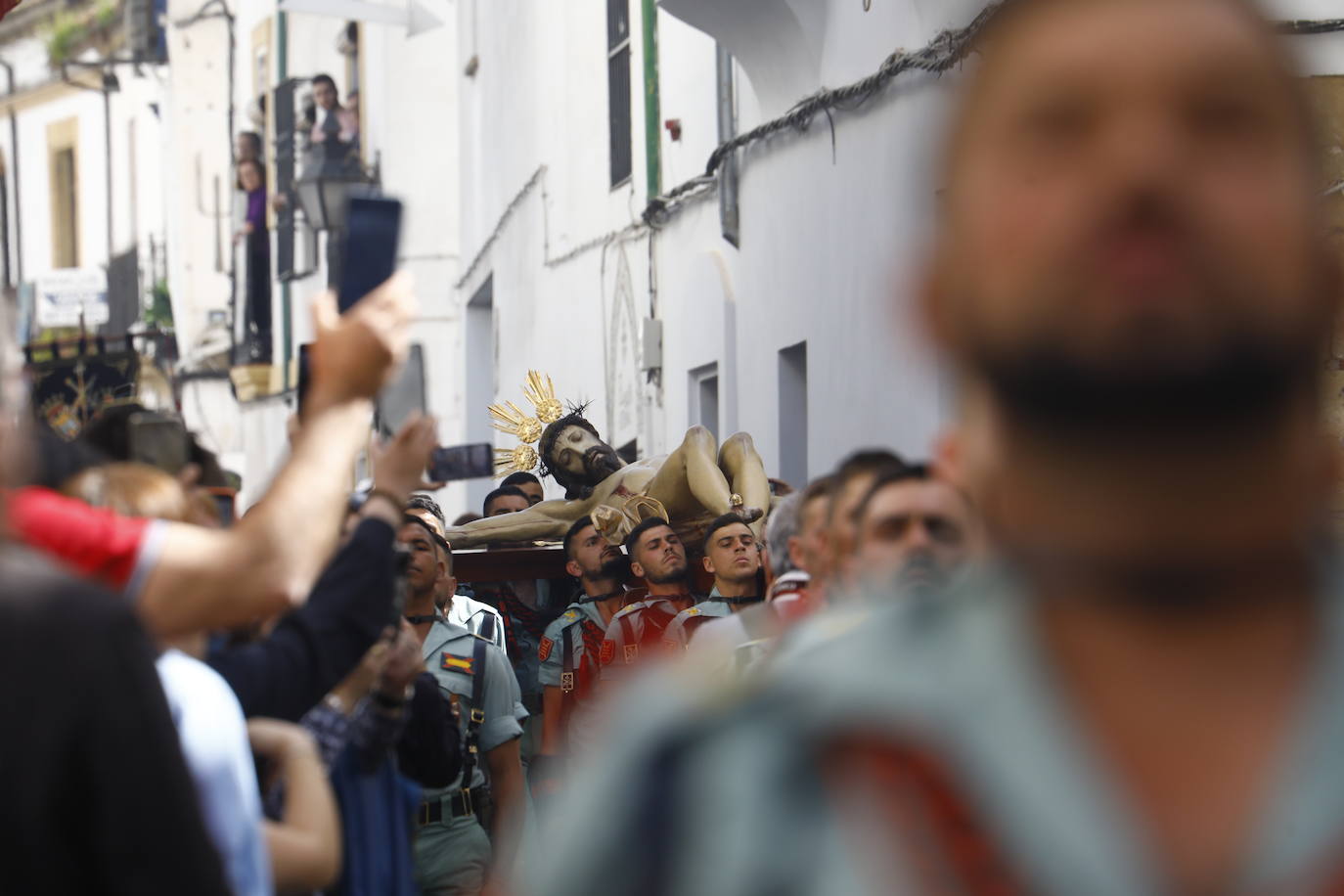 En imágenes, la Legión con el Señor de la Caridad este Viernes Santo en Córdoba