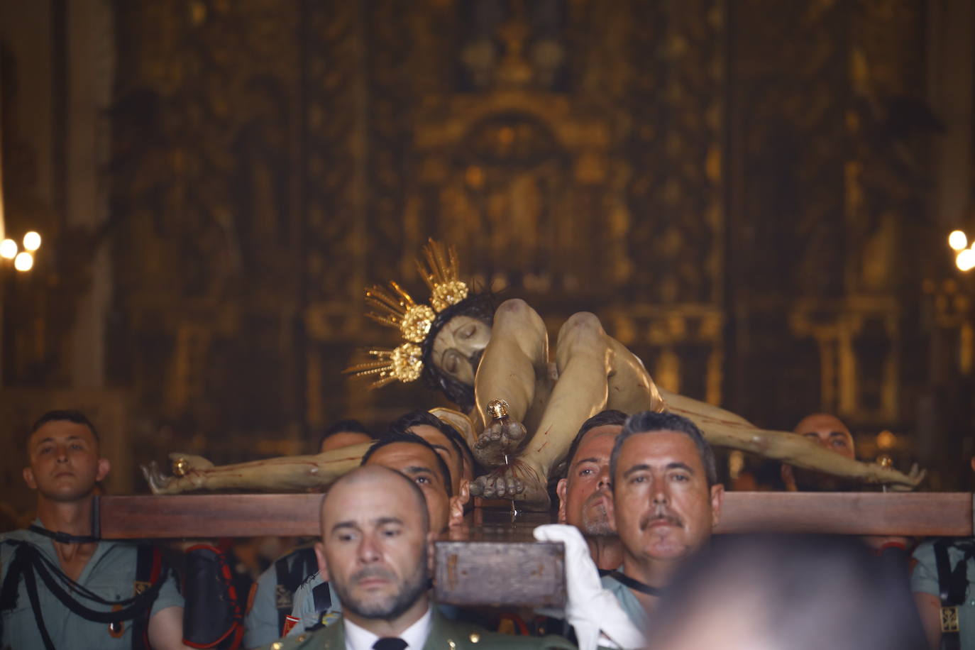 En imágenes, la Legión con el Señor de la Caridad este Viernes Santo en Córdoba