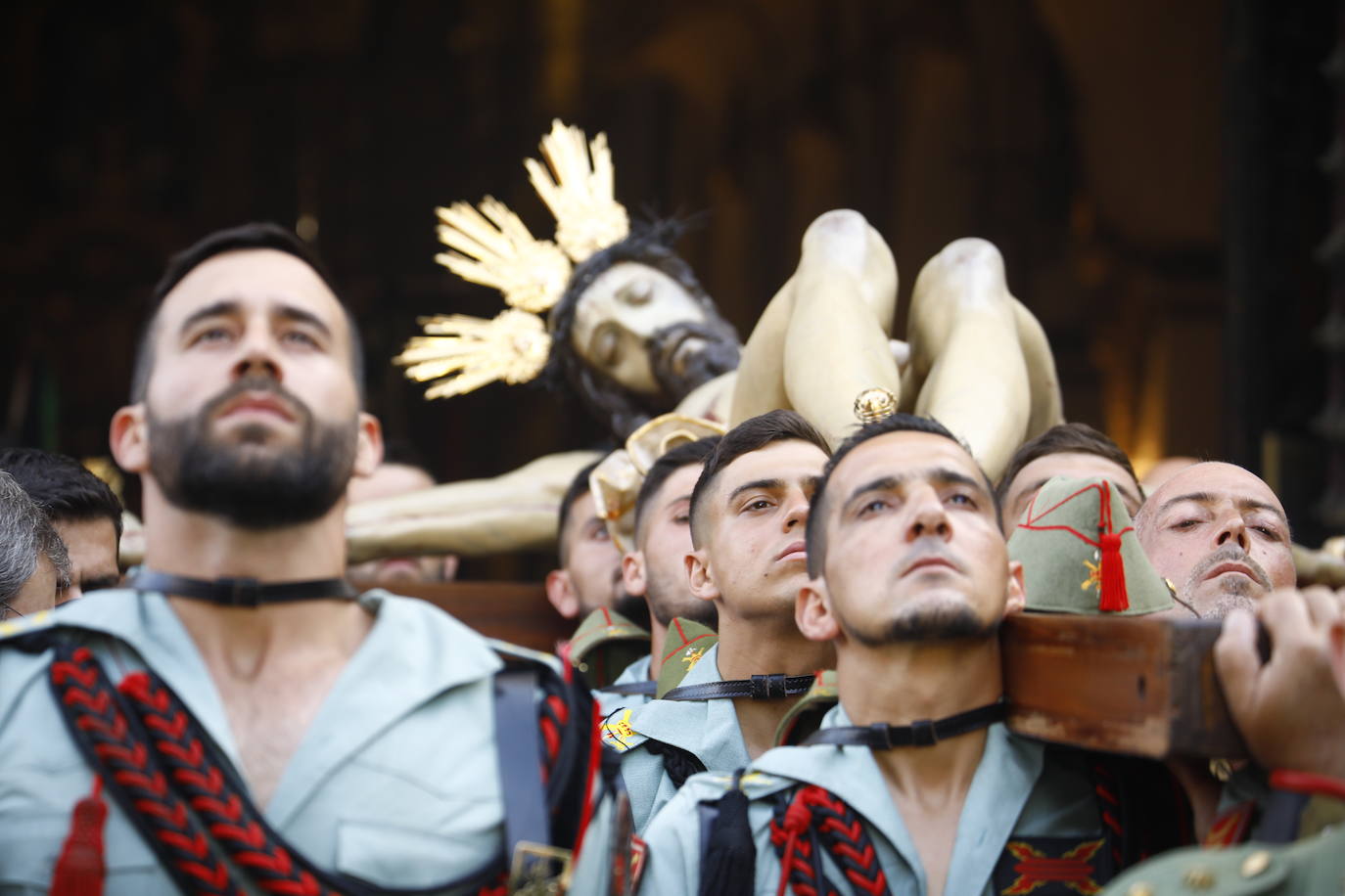 En imágenes, la Legión con el Señor de la Caridad este Viernes Santo en Córdoba