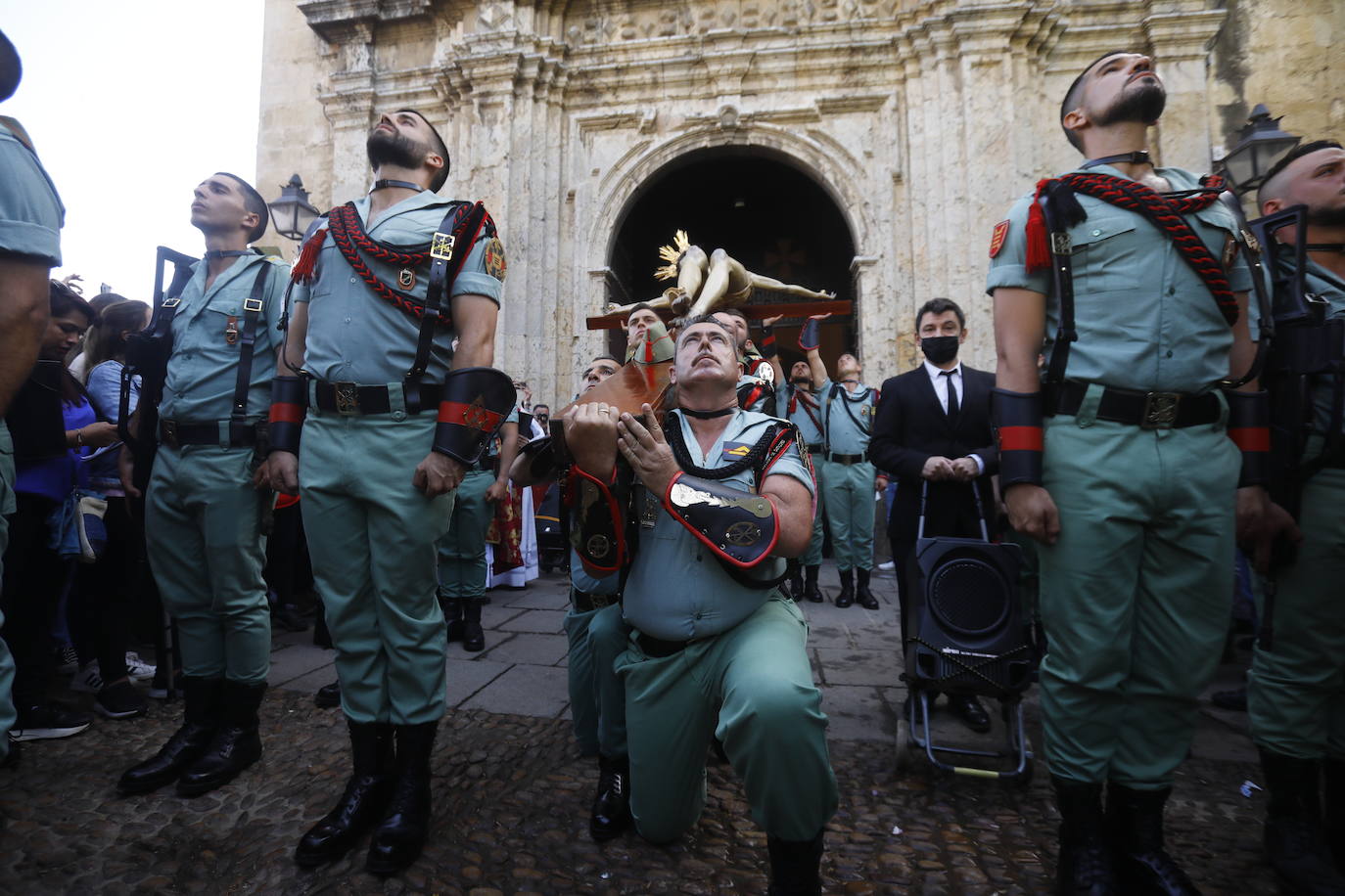 En imágenes, la Legión con el Señor de la Caridad este Viernes Santo en Córdoba