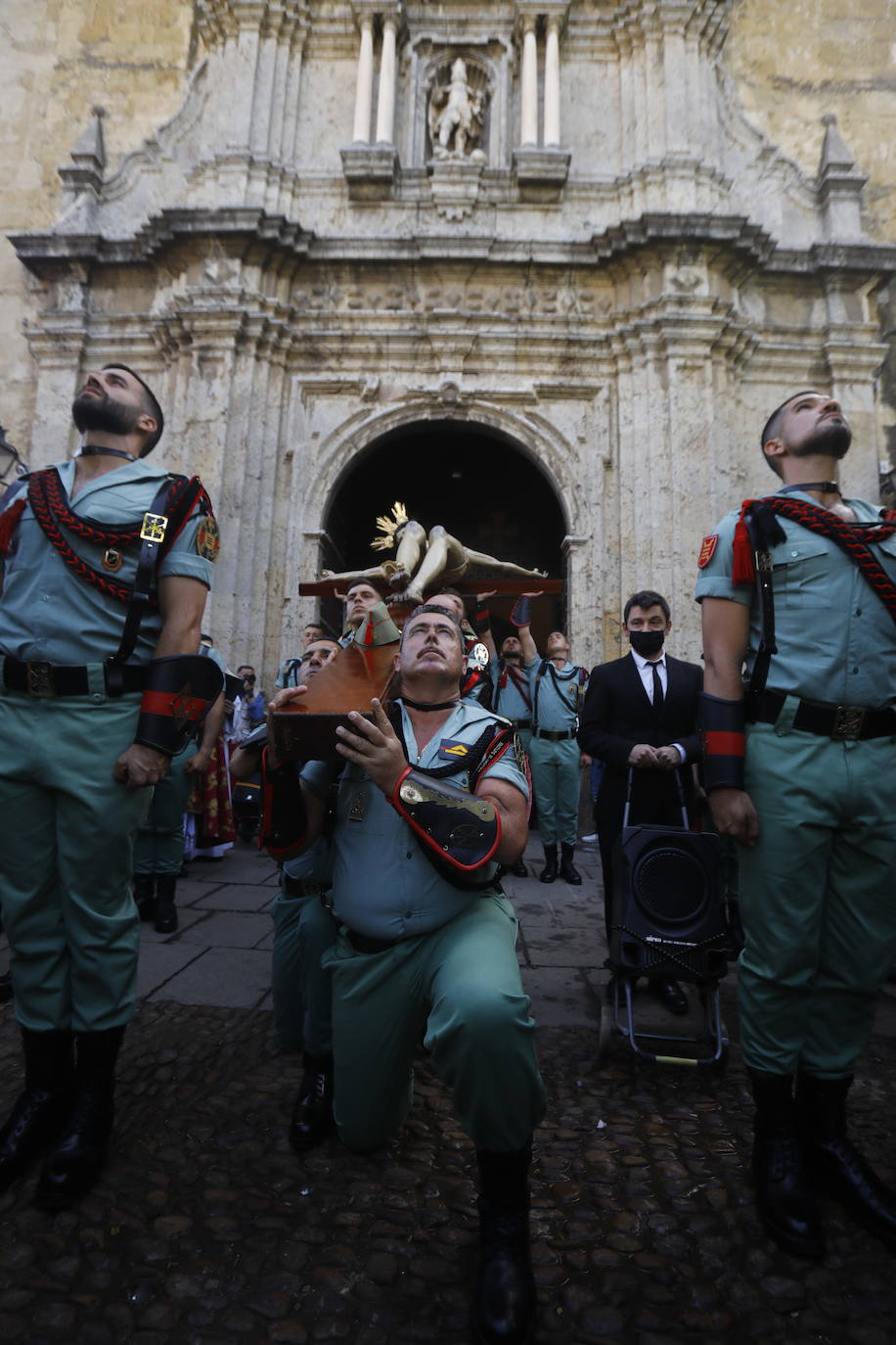 En imágenes, la Legión con el Señor de la Caridad este Viernes Santo en Córdoba