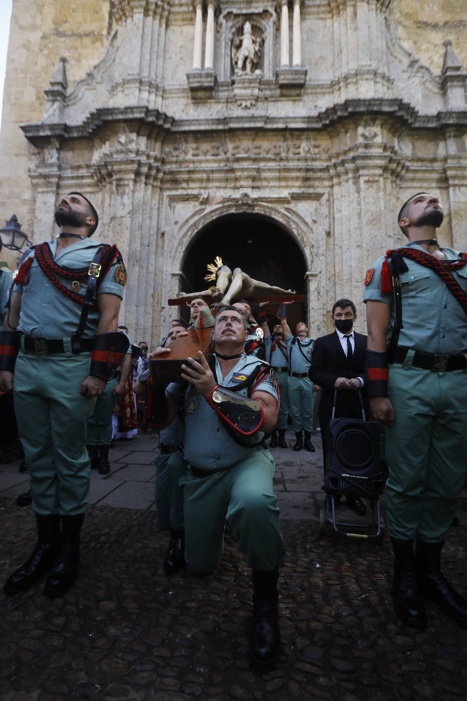 En imágenes, la Legión con el Señor de la Caridad este Viernes Santo en Córdoba