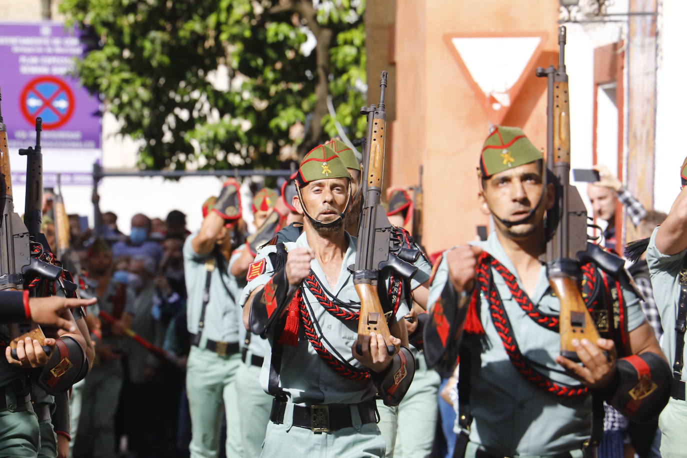 En imágenes, la Legión con el Señor de la Caridad este Viernes Santo en Córdoba