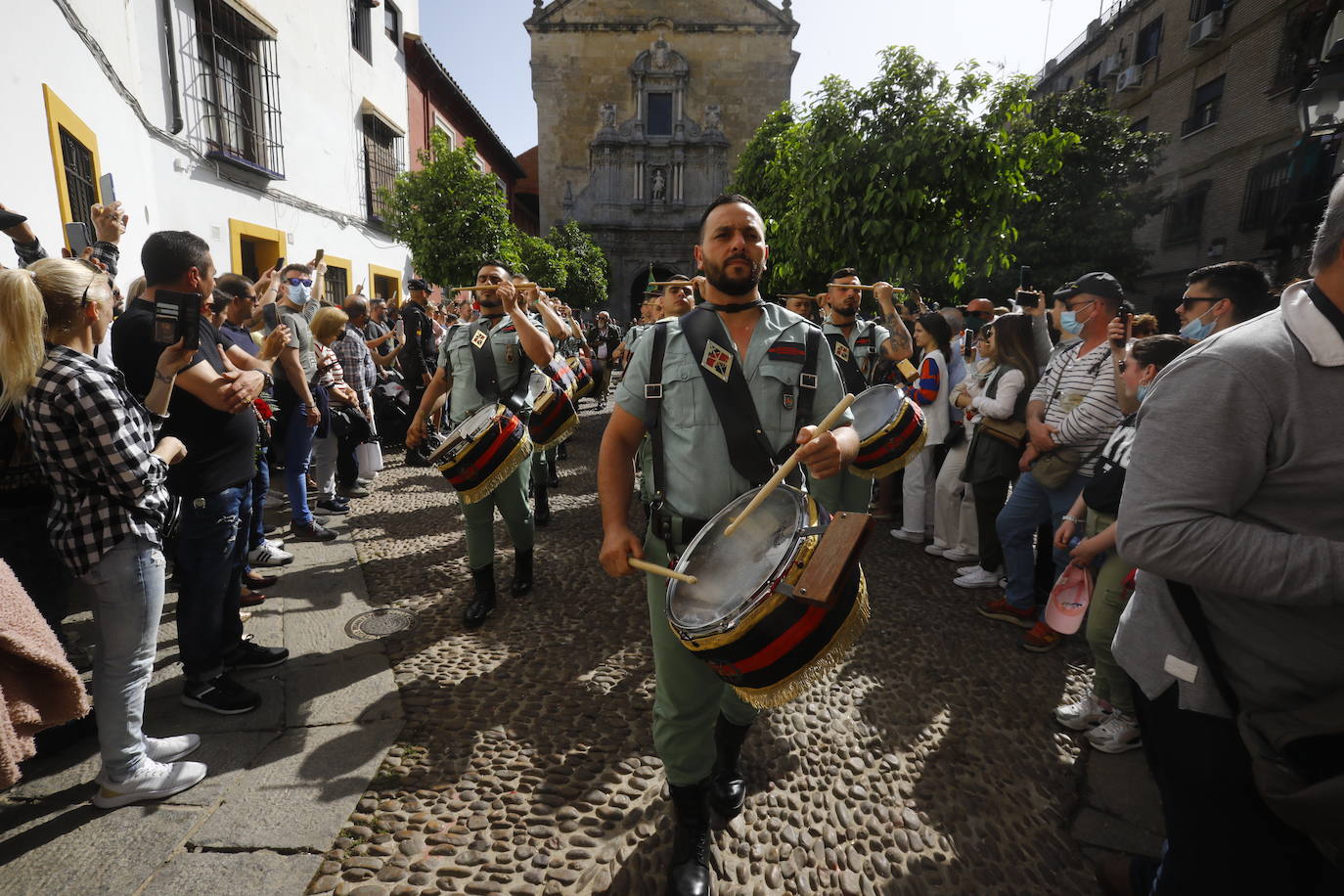 En imágenes, la Legión con el Señor de la Caridad este Viernes Santo en Córdoba