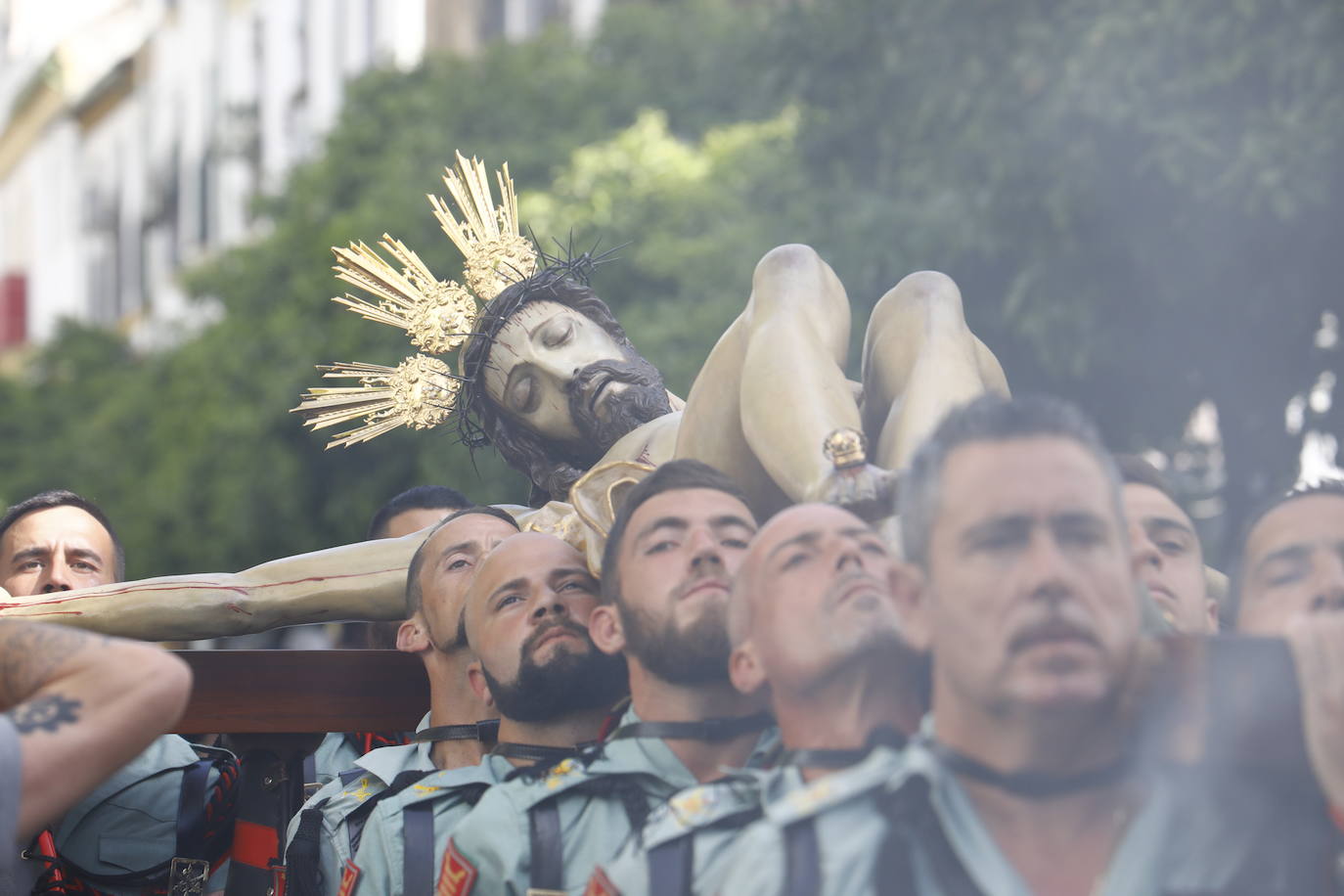 En imágenes, la Legión con el Señor de la Caridad este Viernes Santo en Córdoba