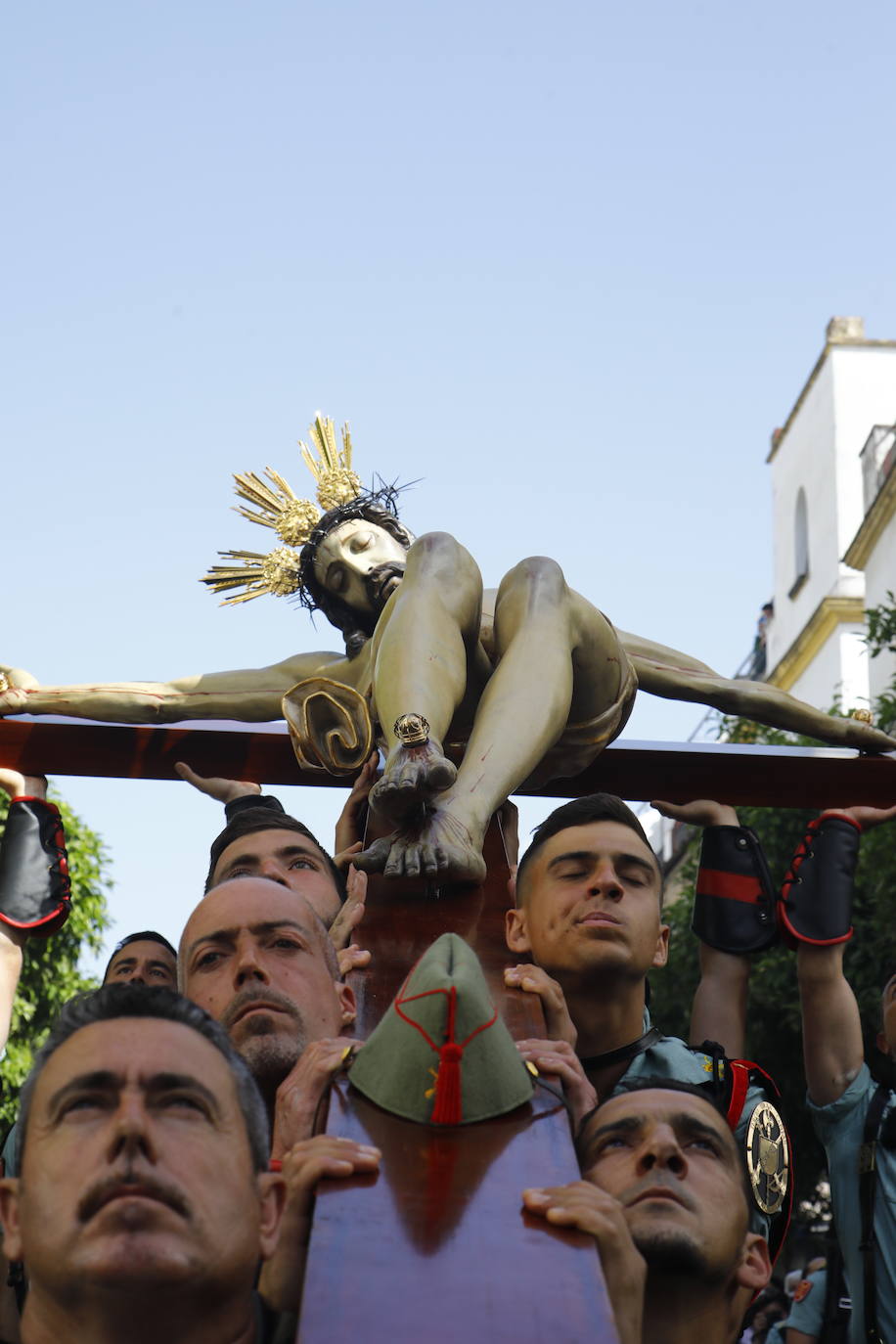 En imágenes, la Legión con el Señor de la Caridad este Viernes Santo en Córdoba