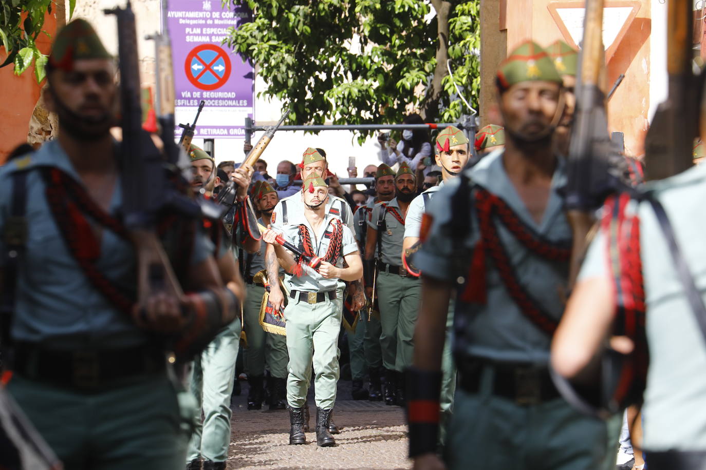 En imágenes, la Legión con el Señor de la Caridad este Viernes Santo en Córdoba