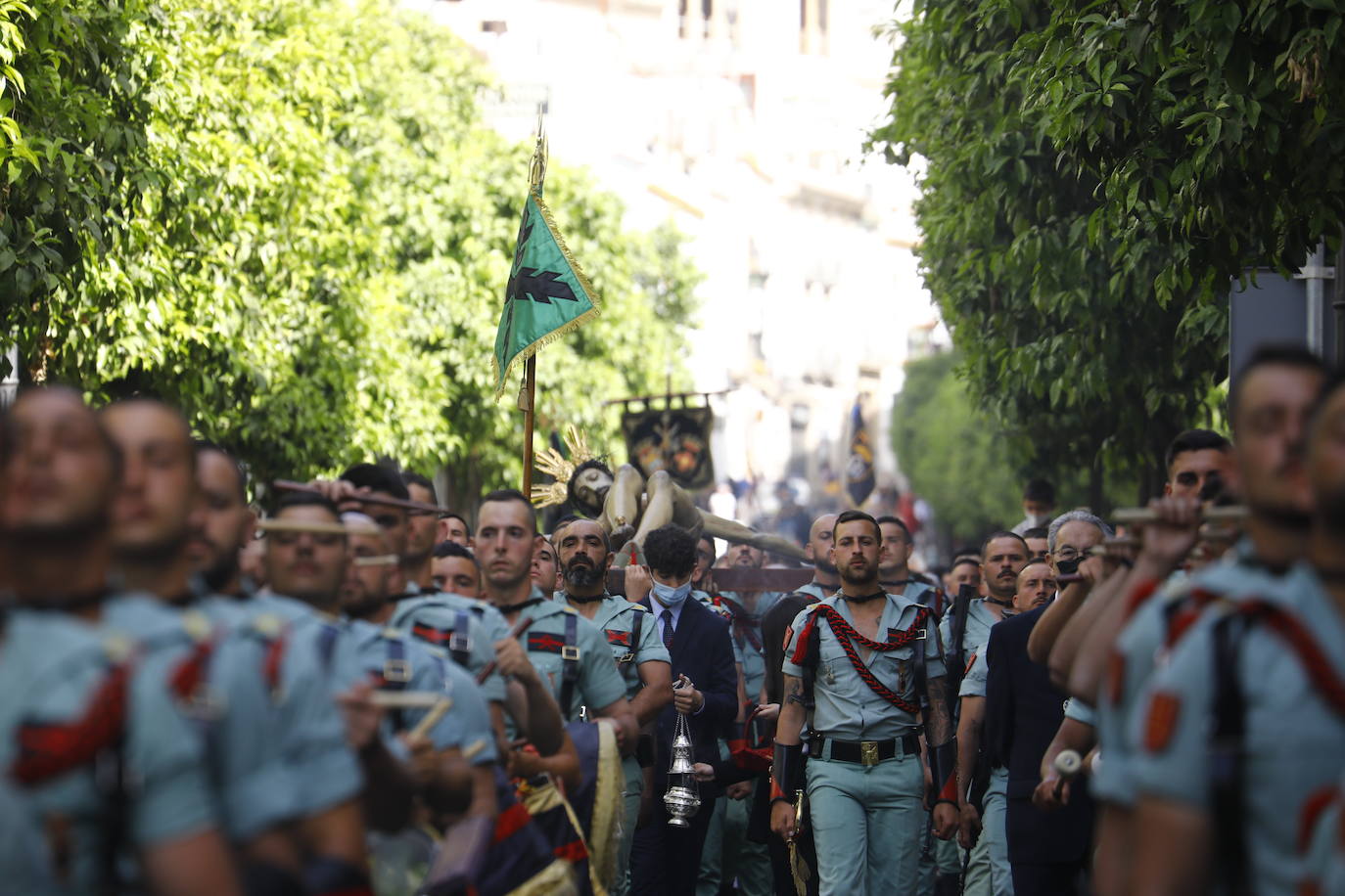 En imágenes, la Legión con el Señor de la Caridad este Viernes Santo en Córdoba