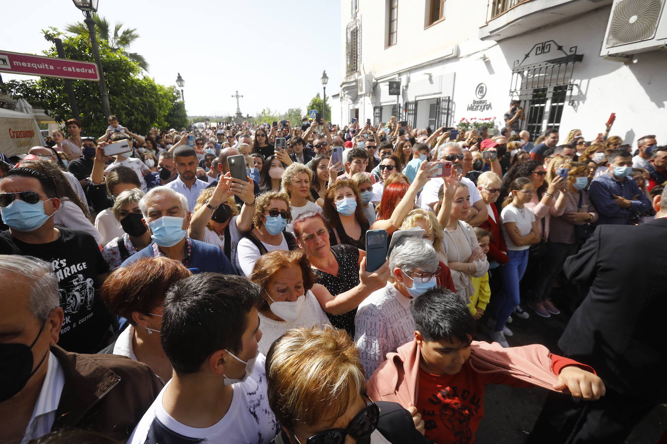 En imágenes, la Legión con el Señor de la Caridad este Viernes Santo en Córdoba