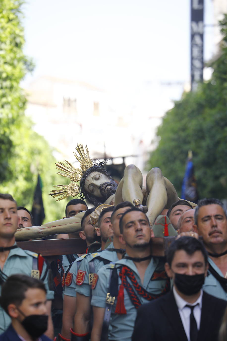 En imágenes, la Legión con el Señor de la Caridad este Viernes Santo en Córdoba