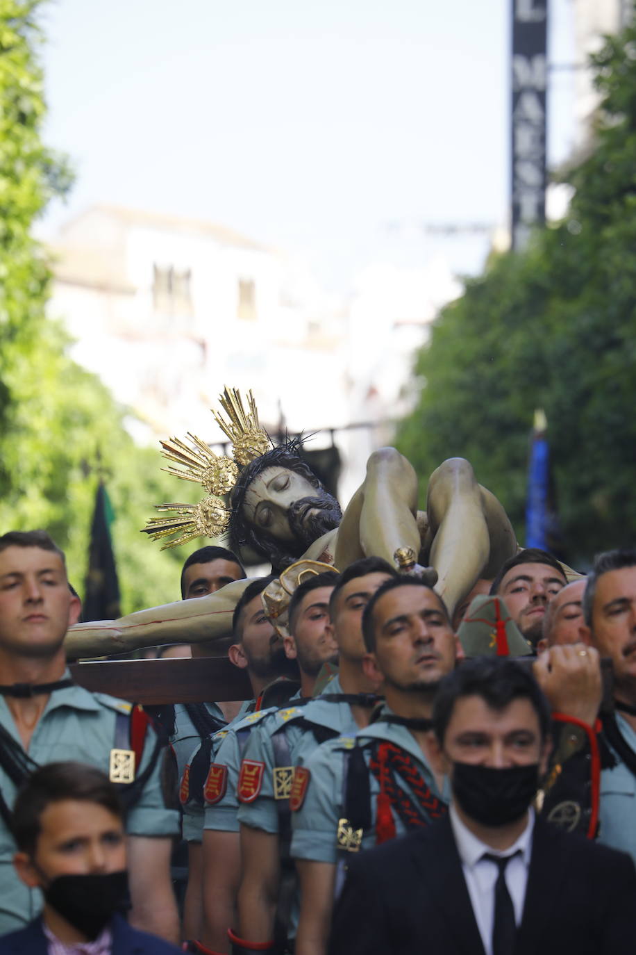 En imágenes, la Legión con el Señor de la Caridad este Viernes Santo en Córdoba