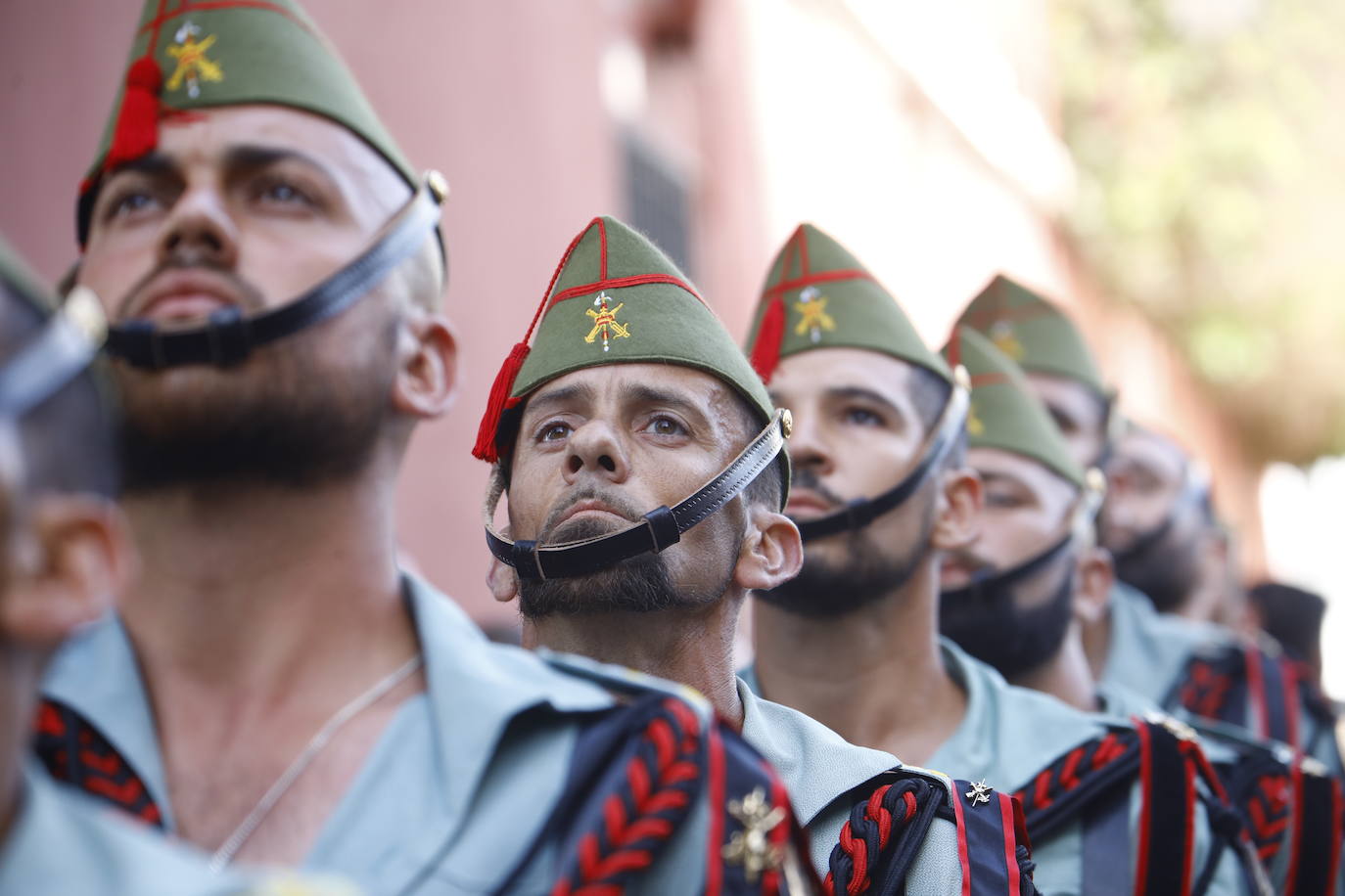 En imágenes, la Legión con el Señor de la Caridad este Viernes Santo en Córdoba